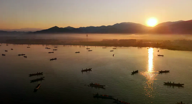 丽江泸沽湖景区：泛舟碧波览山水画卷 沉浸非遗话浓郁年味