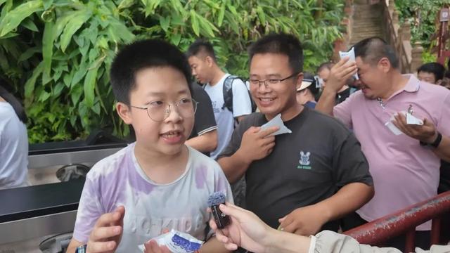 4500 斤冰块 “空降” 乐山大佛景区！还有冷风机+大风扇+冰袋……游客狂赞：贴心到心坎！