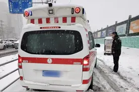 罕见暴雪下的济南：陌生人全城救援，外卖员经历“最疼一天”图片