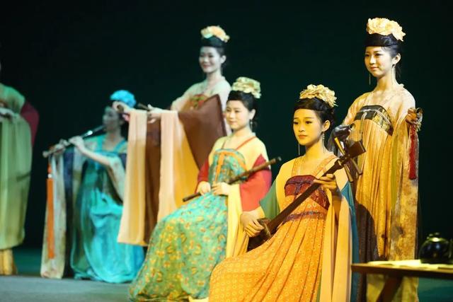 太“邮”福气了！“闽报号”邮轮喊你海上“约茶”喽！