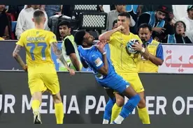 C罗肘击对手染红后还对裁判做挥拳动作，利雅得胜利主帅却替C罗喊冤图片