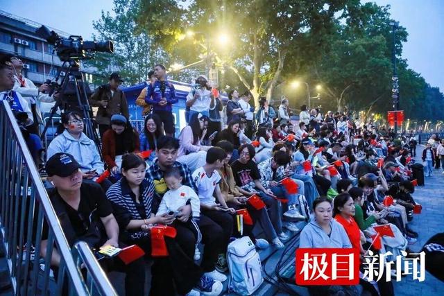 东湖游船载着国旗迎国庆，全国各地游客迎着朝阳“歌唱祖国”