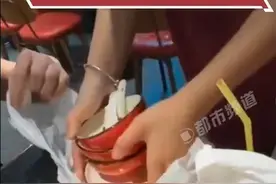 女子付6元餐具费后打包带走碗筷，拿得有道理吗？图片