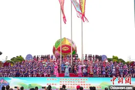广西—东盟大型民族服饰秀在壮乡武鸣上演图片