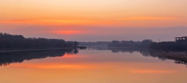 北京朝霞：水墨的留白里，藏着整片天空的色彩