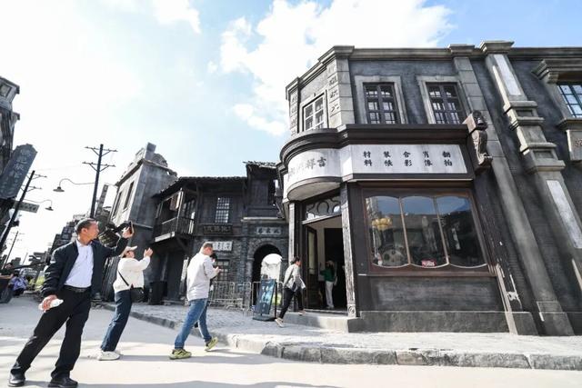 上海影视乐园周末人气旺