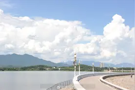 雨后怀柔水库上方出现超大“棉花糖”，它的名字是——图片