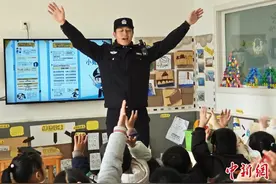 角色扮演、防拐儿歌……上海民警化身“校外辅导员”送上安全实践课图片