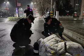 男子寒夜醉卧路边呼呼大睡，甘肃甘谷民警暖心救助图片