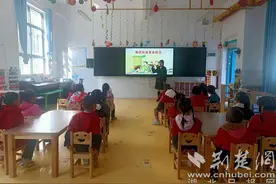 郧西槐树林特场幼儿园开展防踩踏应急疏散演练图片