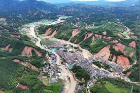 特写：挺进八面山图片