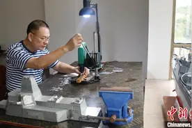 福建漳州：海军老兵造了20艘军舰模型图片