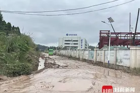 公交车搁浅、村民出行不便 成都简阳这条泥路何时解？丨云投诉图片