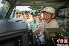 百岁抗战老兵孙洪秀庆生 重返军营参观感慨万千图片