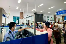 今年上半年，瑞丽边检站共验放出入境旅客277.9万人次图片