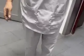 女子公厕换衣服，保洁大爷突然闯入？网友吵翻，各方回应来了图片