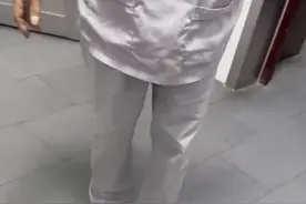 大爷未经询问进女厕清扫？网友吵翻了！图片