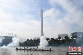 广东广州：广州塔下的“龙船景”图片