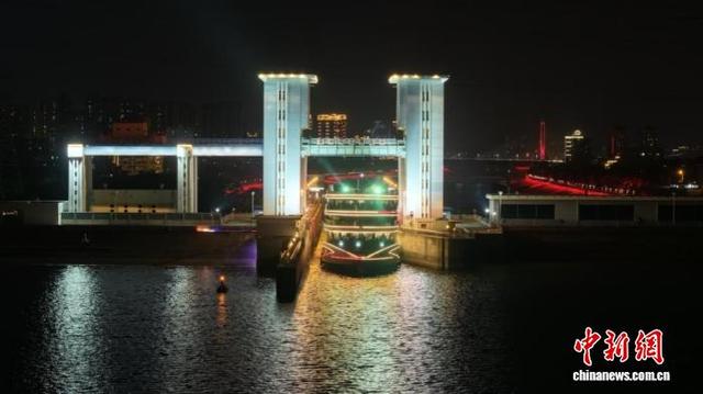 湖北宜昌：滨江长廊夜无眠