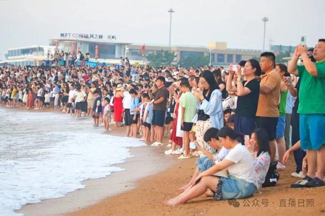 人挤人！一回头就脸贴脸！清晨5点，日照这里“长”满了人！