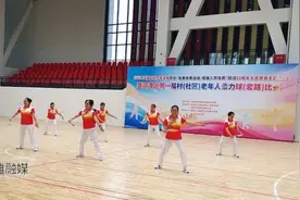 柔力球舞动沿滩乡村，老年人风采绽放芳华图片