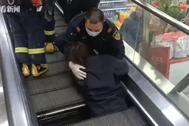 自动扶梯瞬间“卷人” 消防紧急救援图片