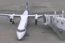 日本全日空一客机机翼与廊桥相撞图片