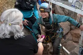 美媒：洞中生活500天，眼中光芒仍在图片