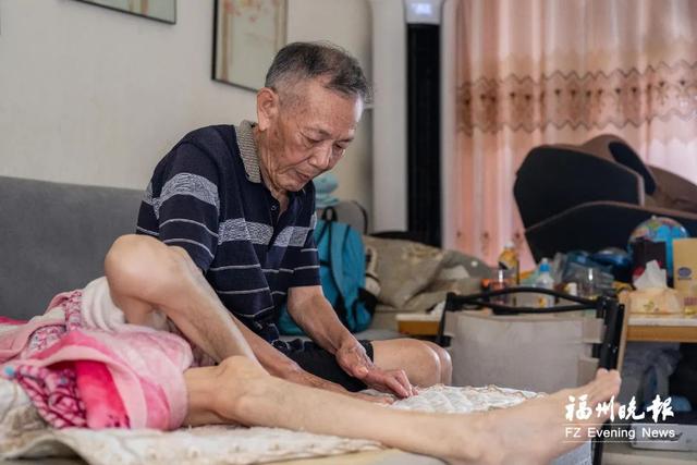 太突然！福州一退休环卫工手机被“打爆”！真相让人泪目……
