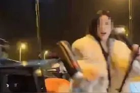 女主播凌晨马路边直播，拒绝宝马司机搭讪后被撞？警方：李某（男，48岁）被抓图片