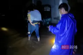 凌晨水位急涨，赤壁市官塘驿镇彻夜守护图片