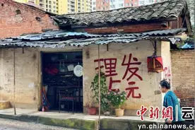 云南个旧：“五元理发店”背后的便民故事图片