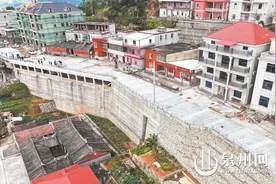 「十户村民冰释前嫌 齐心建挡土墙修路·追踪」十户变百人 共筑和谐路图片