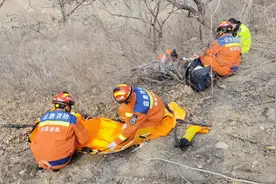 惊险！摩托刹车“抱死”撞上护栏，骑手被甩下15米长山坡图片