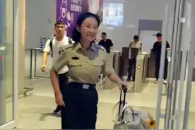 退役女兵小跑着出站，弟弟父母拿着花已早早等着，拥抱那一刻，可以看到妈妈眼里已经湿润了，平安回来就是家人的期盼图片