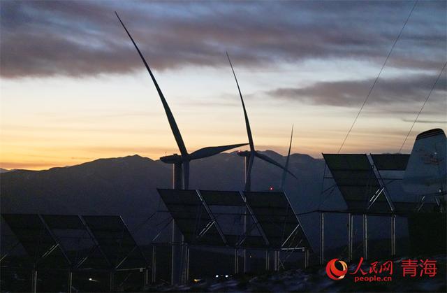 青海同宝山：日出美景引客来