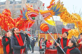 外国青年体验元宵民俗（环球掠影）图片