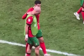 百感交集！39岁C罗搂着41岁佩佩赛后谢场，C罗边走边擦去眼泪图片