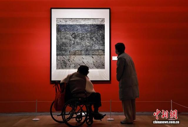 成都市民美术馆里观画展享周末时光