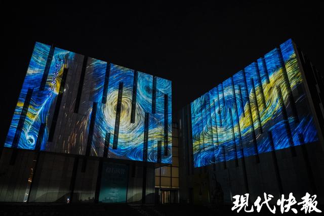 南京长江路开启限时步行街模式，解锁夜游新体验