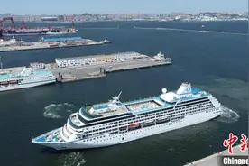 辽宁大连开启“邮轮季” 首艘国际邮轮“芮吉塔”号靠泊大连港图片