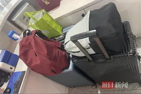 情侣在站台上浪漫拍照，浑然不知高铁带着行李开走了图片