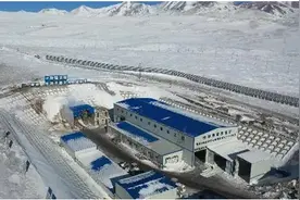 新疆和静：坚守极寒地 那巴公路施工忙图片