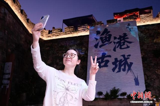 浙江石浦渔港古城：渔灯璀璨吸引游客