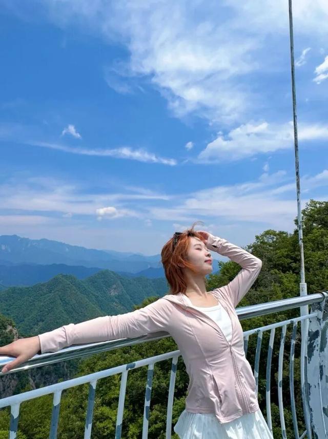 云端有座彩虹桥！嵩县白云山这条 “多巴胺天桥”，谁走谁心动！