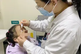 习惯性揉眼睛，8岁女童眼皮冒出黄豆大的“包”图片