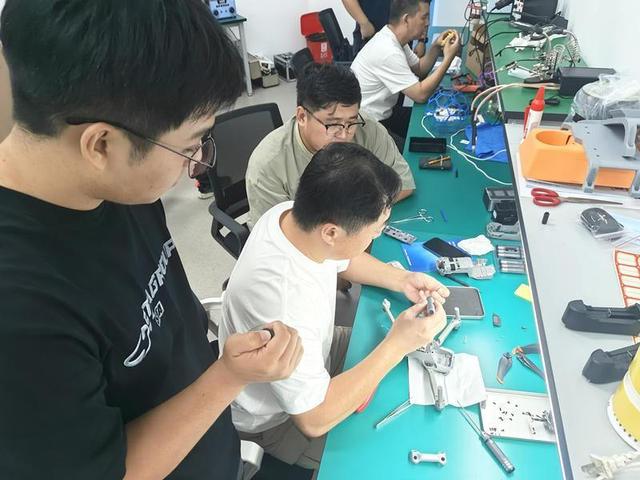 能买能玩还能修 温州首个无人机4S店长啥样？