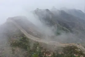 雨润长城！金山岭长城清晨云雾缭绕，壮美如画图片