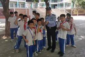 三亚校园内学生在树下捡到幼鸟，老师检查后迅速报警：是国家二级保护动物!图片