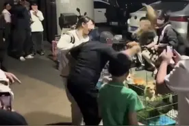 一男子买小狗，退货被拒后，当场将其摔死！网友炸锅图片